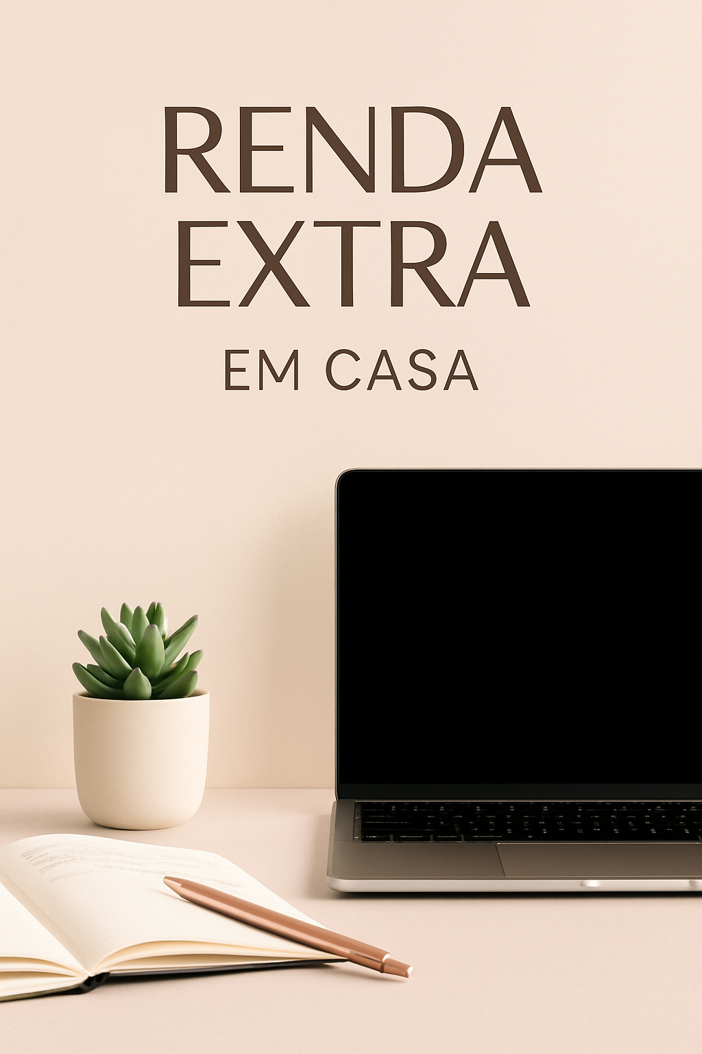 Mulher sorrindo, usando notebook em casa, com xícara de café e plantas, simbolizando renda extra e trabalho remoto para donas de casa.
